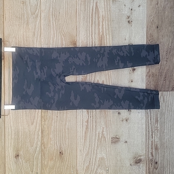 Spanx Camo Look at Me Now Seamless Cropped Leggings Size Small - Picture 4 of 5